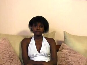 Une vraie mignonne amateur africaine accueille un homme blanc dans le