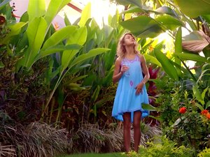 Petite beauté ukrainienne blonde Clarice Elvira aux seins minuscules