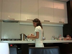 Regarde ces vidéos où une jolie brune te chevauche