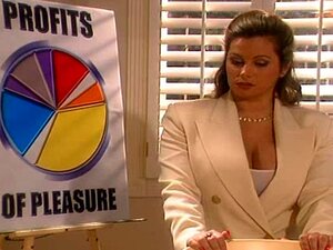 Une blonde à gros seins baise le patron