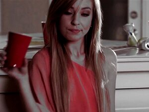 Superbes petites coquines en plein air qui se frottent. Des bombes