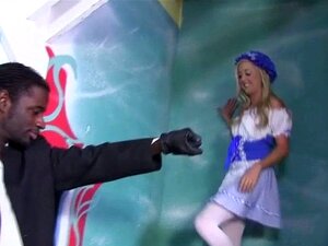 Salope interracial suçant des grosses queues noires. Salope