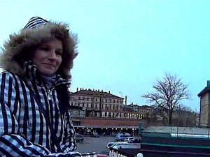 Une belle douce tchèque a été séduite dans le centre commercial et