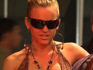 Bombe à gros seins se fiste sur la scène publique