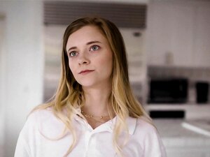 Le beau-père manipule sa belle-fille Riley Star pour qu'elle baise