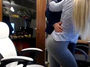 Une blonde a un vibromasseur portant une culotte