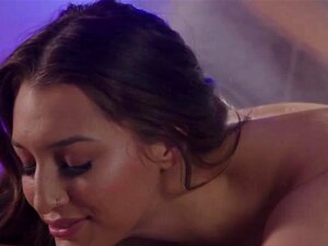 Venez vous faire masser par la magnifique Bella Rolland. Regardez-la