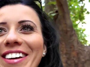 La brune européenne Vicky adore une session de baise intense, la babe