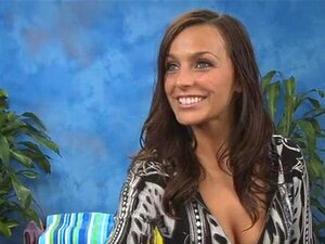 Une douce séduisante donne un bon massage et une pipe habile