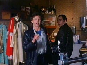 Pat Astley dans Don't Open Till Christmas (1984), Il y a un tueur dans