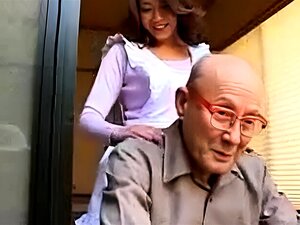 Une MILF japonaise séduisante et son beau-beau-beau-père se laissent