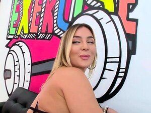 Blair Williams s'est fait bourrer le trou du cul par une grosse bite
