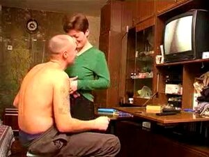 Maman surprend son mec en train de mater du porno russe. Maman