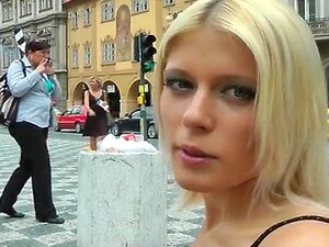 Une blonde au corps parfait se fout à poil en public