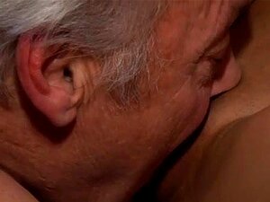 Petite salope hardcore se fait baiser et adore une déesse fraîche,