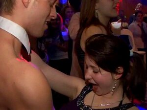 Très chaud sexe de groupe en club. Des tonnes de sexe de groupe sur