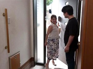 Plongez dans l'interdit passionné alors que Natsumi succombe à des