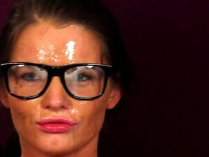 Cette coquine se prend une giclée de foutre sur le visage, avalant