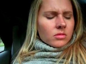 Une jolie blonde se fait baiser la chatte poilue. Une mignonne blonde
