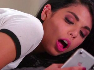 Regarde Gina Valentina est hypnotisée par les beaux seins de Karlee