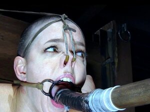 Salope ligotée bâillonnée reçoit une punition intense. Salope