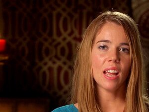 Couple amateur mignon allant à une sale soirée dans un club