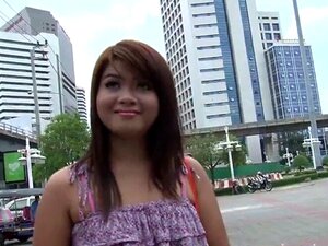 Une salope thaïlandaise souriante est d'humeur à jouer à des jeux