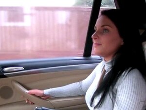 Belle brune a demandé à se faire baiser en taxi. Belle brune amateur