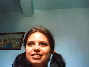 Bombe aux formes généreuses se tape la fente sur webcam HD, Très