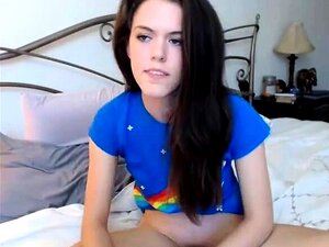 Une mignonne des États-Unis montre son corps frais sur webcam !