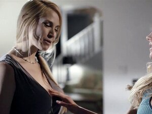 La belle-fille à gros seins apprend à baiser avec ses beaux-parents.