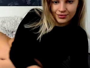 Une fille webcam amateur nue se doigte la chatte en direct devant la