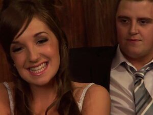 La session de baise de nuit de noces se termine par une baise hétéro