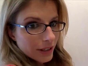 La belle-mère sexy et bien foutue suce sa bite dans la salle de bain