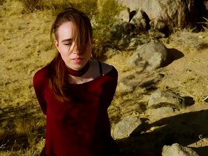 La petite servante sadomasochiste hardcore Brooke Johnson avale du