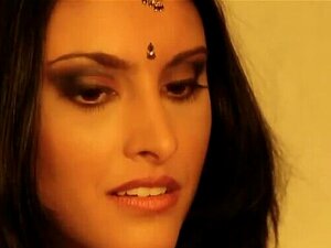 Belle nana asiatique d'Inde se déshabillant pour jouer de la musique