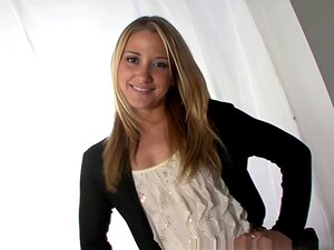 Vidéo PantyhosePops : Shelby Paige, C'est une journée pluvieuse à