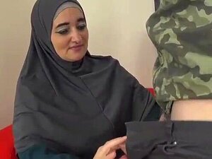 Une femme musulmane suce des verges et se fait percer gratuitement,
