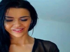 Regardez cette beauté brune avec de gros seins et un corps plantureux