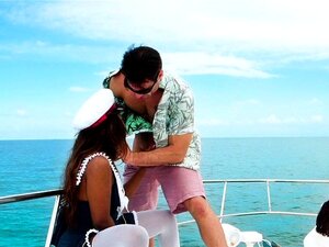 Le capitaine ébène baise son client sur le bateau. Charles Dera