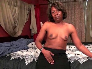 La belle-mère noire que j'aimerais baiser, Amanda, travaille sa