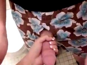 Femme au foyer suce son mari