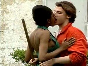 Sexy babe ébène rétro baisée sur le tracteur