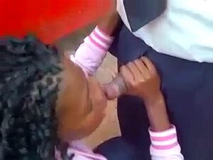 elle a sucé une grosse bite noire en public
