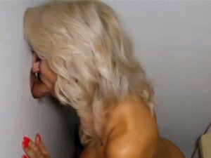 Une blonde amateur aux très beaux seins suce une bite à Glory Hole.