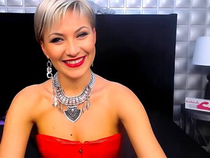 Découvrez une séduisante milf blonde dans un spectacle en solo