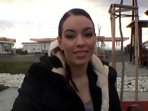 Jolie chérie est persuadée d'avoir des relations sexuelles publiques