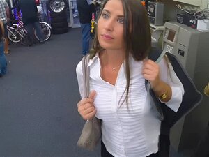 Elle avait une belle chatte rasée et serrée, et c'était une vraie