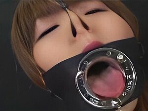 Japonaise suce avec un grand bâillon à bouche ouverte