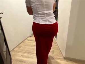 Maman mature séduisante avec un corps de rêve et un derrière